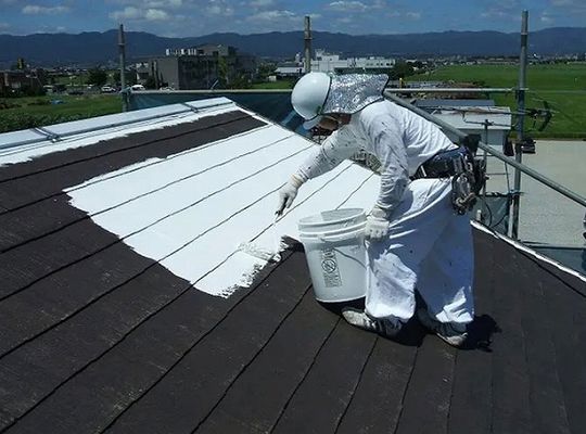 屋根塗装する塗装職人