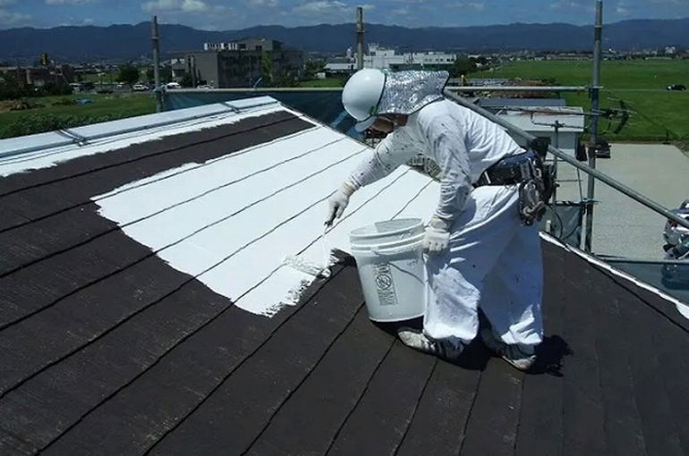 屋根塗装する塗装職人
