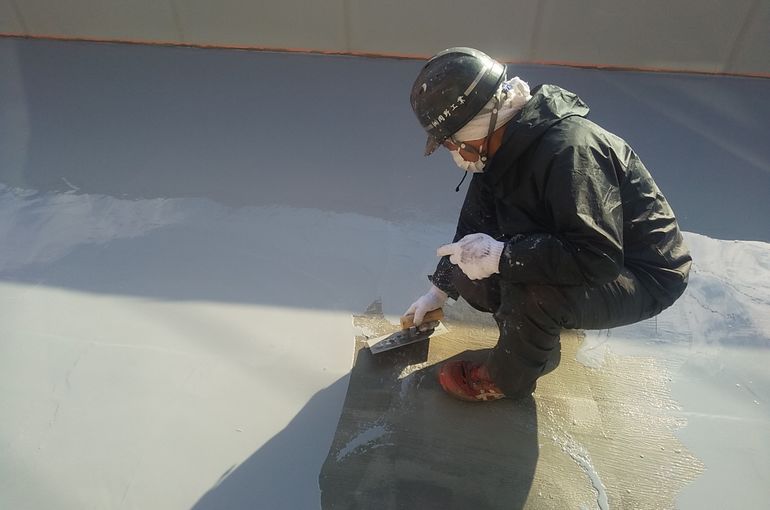 防水工事をするスタッフ