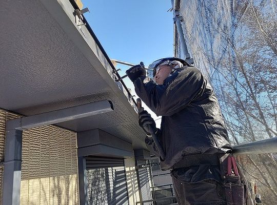 雨樋工事をする岡野工業スタッフ