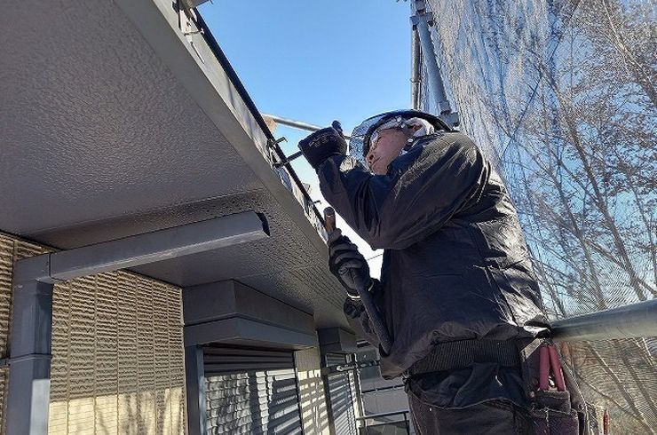 雨樋工事をする岡野工業スタッフ