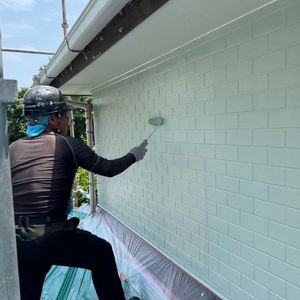 岡野工業スタッフが塗装する様子