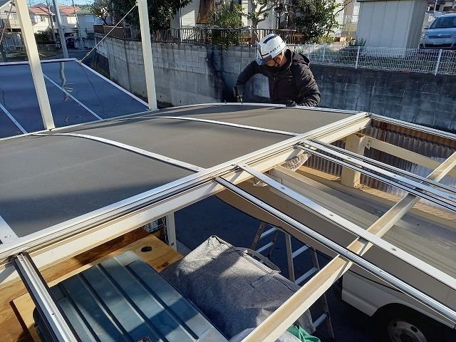 カーポートの屋根の解体風景