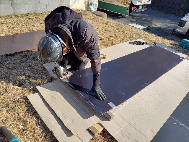 ポリカーボネート製の屋根材を切る画像