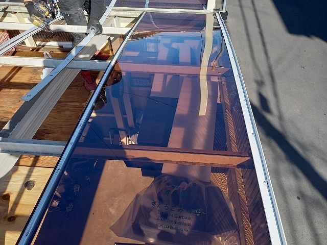 ポリカーボネート製の屋根材を貼る
