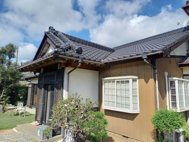 谷樋交換をする入母屋の住宅