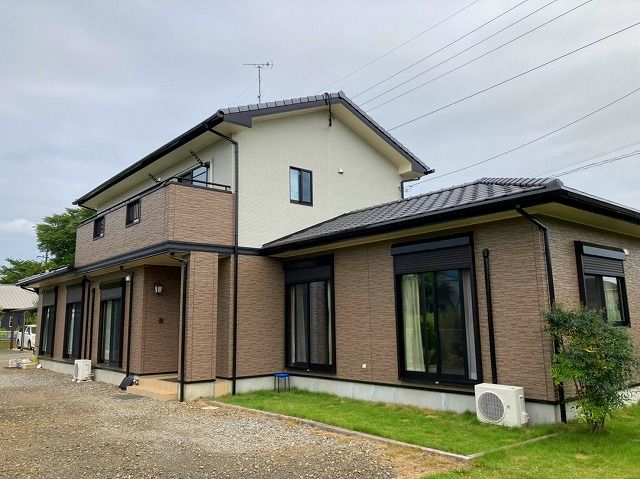 クリア塗装が光る2階建て住宅