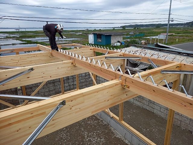 タイトフレームを取り付ける　岡野工業スタッフ